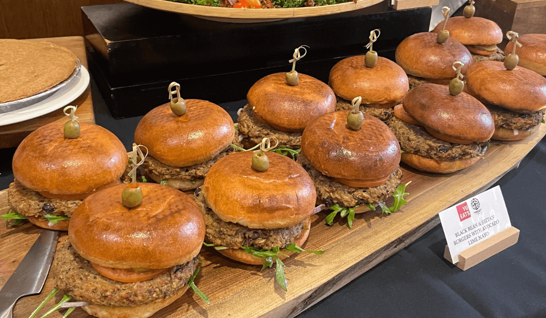 Un plateau de hamburgers à base de plantes