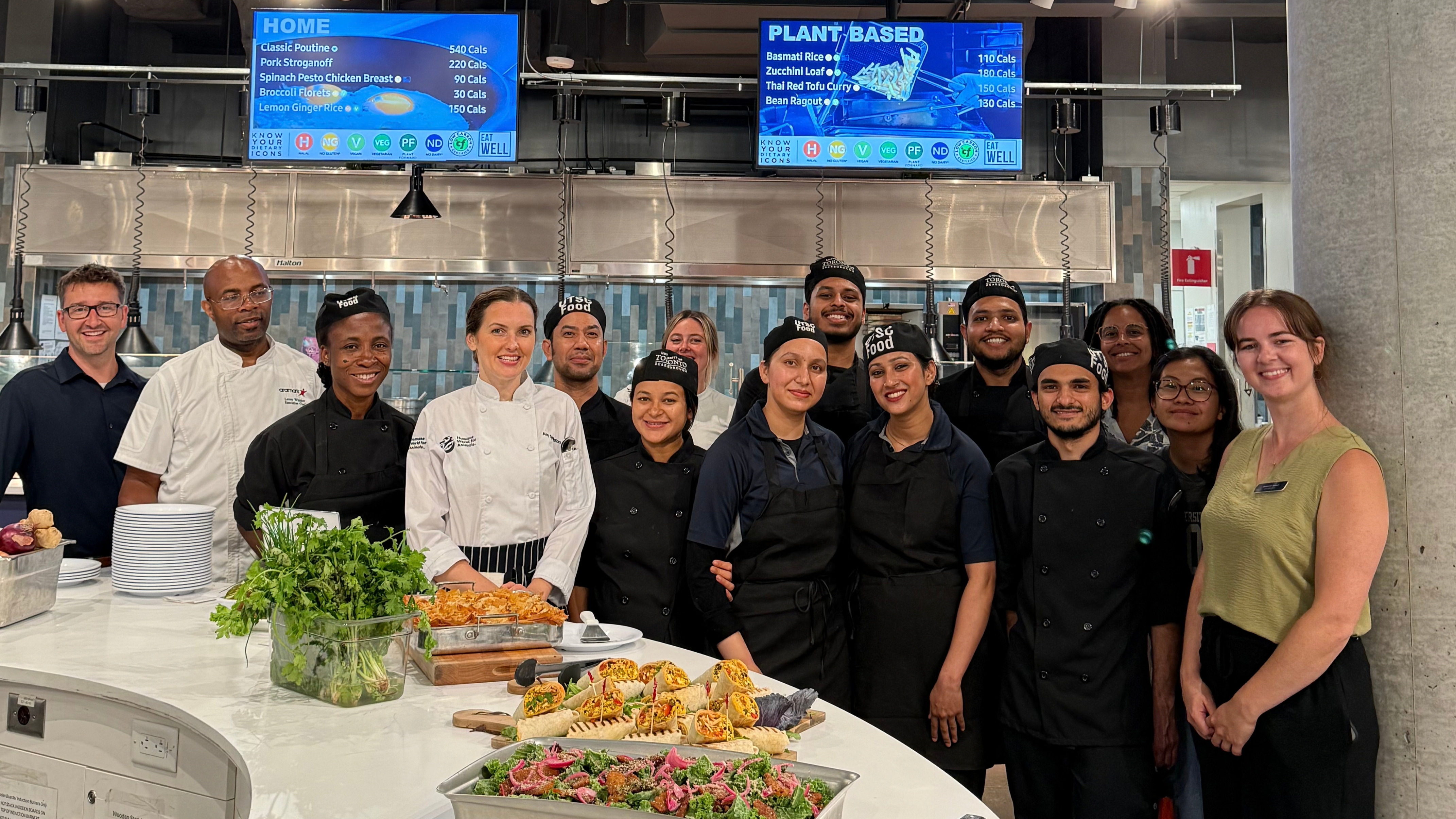 Forward Food offre une formation pratique en cuisine végétale à l’équipe culinaire du campus.