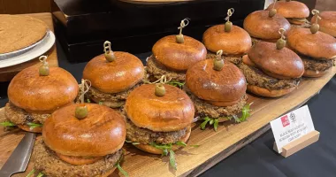 Un plateau de hamburgers à base de plantes