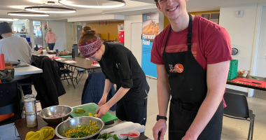 Des gens dans la cuisine en train de cuisiner