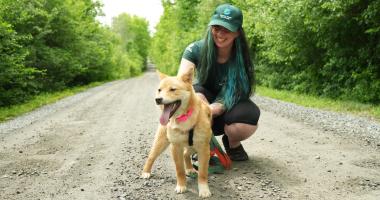 Personnel de la Fondation Humane World avec un chien.