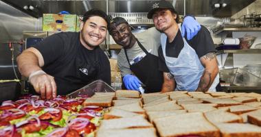 Les chefs de l’Ottawa Mission apprennent à cuisiner à base de plantes.