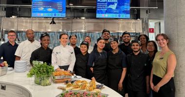 Forward Food offre une formation pratique en cuisine v&eacute;g&eacute;tale &agrave; l&rsquo;&eacute;quipe culinaire du campus.