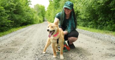 Personnel de la Fondation Humane World avec un chien.